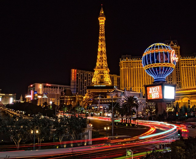 las vegas eiffel tower at night